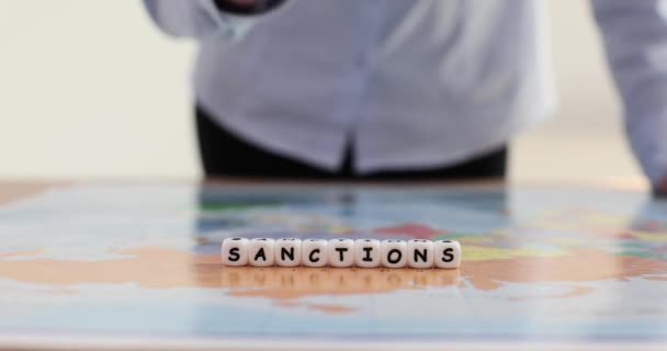Sanciones Contra Rusia Mapa Del Mundo Puño Sanciones Económicas Políticas — Vídeo de stock