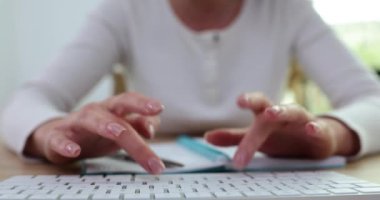 Öğrenci stajyer iş kadını masadaki dizüstü bilgisayarı kullanıyor. Bir bilgisayar klavyesinde yazan kadın elleri