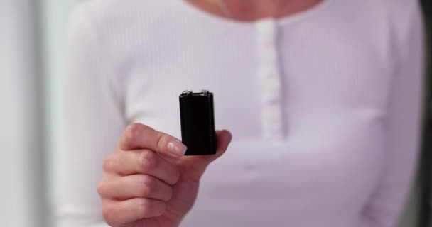 Batteriekrone Weiblichen Händen Hochwertiger Akku — Stockvideo