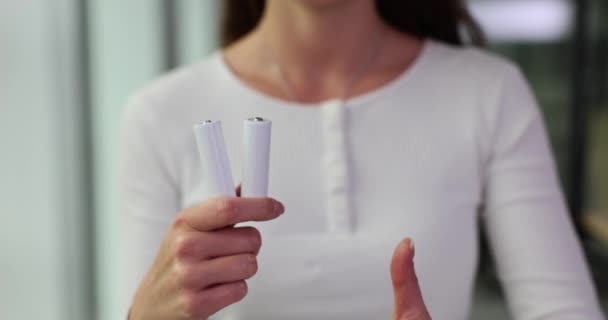Baterias Recarregáveis Pilhas Polegar Para Cima Mulher Recomenda Baterias Qualidade — Vídeo de Stock