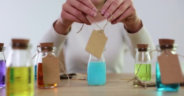 Çok Renkli Bir Sıvıyla Şişeyi Kapat Etiketli Bir Kadın Yapımı — Stok video