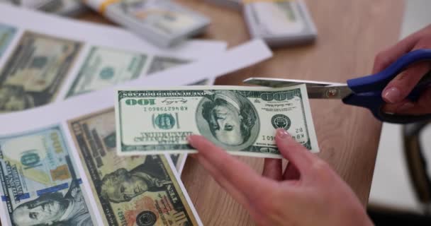 Falsificador Criminal Corta Notas Dólar Com Tesouras Impressas Close Impressora — Vídeo de Stock
