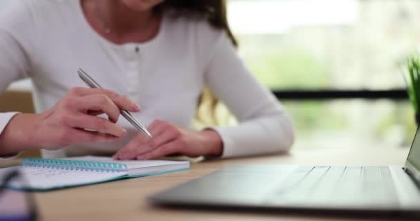 Mulher Empresária Usando Laptop Para Escrever Notas Freelancer Trabalho Remoto — Vídeo de Stock