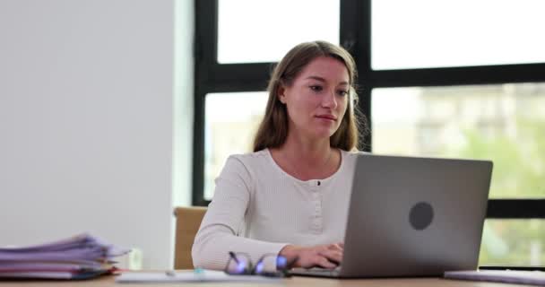 Συγκεντρωμένη Νεαρή Επιχειρηματίας Που Εργάζεται Υπολογιστή Στο Γραφείο Στο Σπίτι — Αρχείο Βίντεο