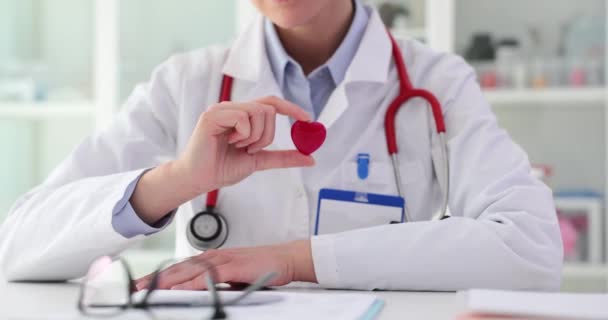 Kardiolog Pokazuje Czerwone Małe Serce Koncepcja Działalności Charytatywnej Dziedzinie Kardiologii — Wideo stockowe