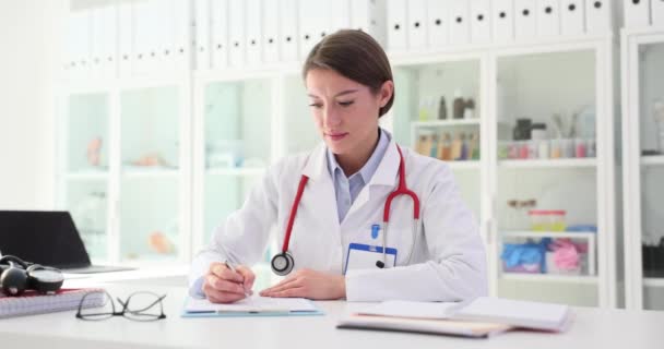 Mulher Médica Enfermeira Faz Anotações Nos Registros Médicos Documentação Médica — Vídeo de Stock