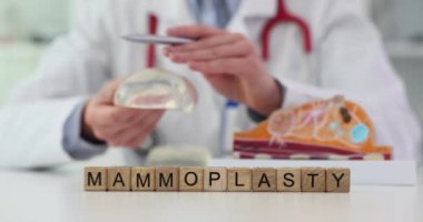 Doktorun elinde yüksek kaliteli silikon göğüs implantı var. Plastik düzeltme göğüs ameliyatı