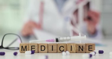 Klinikte ilaç, şırınga ve ilaç var. Doktor röntgen görüntüsünü inceliyor.