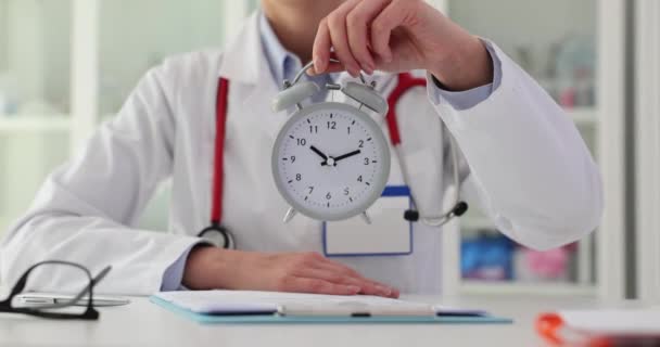 Der Arzt Schlägt Zehn Uhr Morgens Den Wecker Ärztliche Beratung — Stockvideo