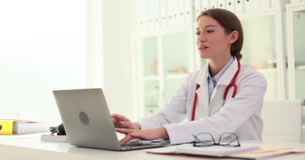 Ärztin Arbeitet Laptop Und Tippt Arztpraxis Und Tastatur Ende Des — Stockvideo