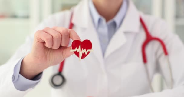 Dokter Memegang Ikon Detak Jantung Konsep Asuransi Dan Dukungan Charitymedical — Stok Video