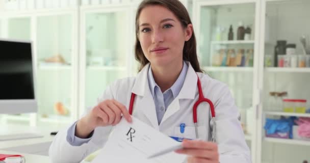 Médico Tem Formulário Prescrição Para Medicina Terapeuta Farmacêutico Com Formulário — Vídeo de Stock