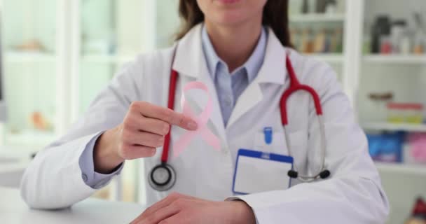 病院でピンクのリボンを持った医師が 人々の生活と病気をサポートします 国立がん月間と世界がんデー — ストック動画