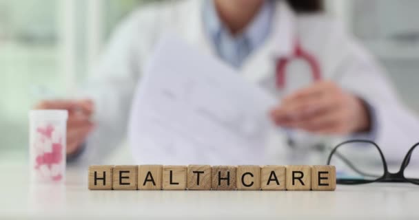 Doktor Hastanın Tıbbi Kayıtlarını Sağlık Hizmetleri Ile Ilgili Bilgileri Dolduruyor — Stok video