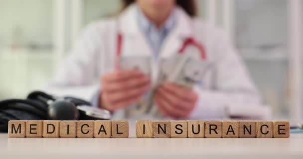 Arzt Zählt Dollarschein Und Sms Krankenversicherung Gewinne Aus Krankenversicherung Und — Stockvideo