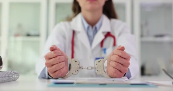 Médico Con Las Manos Esposadas Clínica Detención Personal Médico Corrupción — Vídeos de Stock