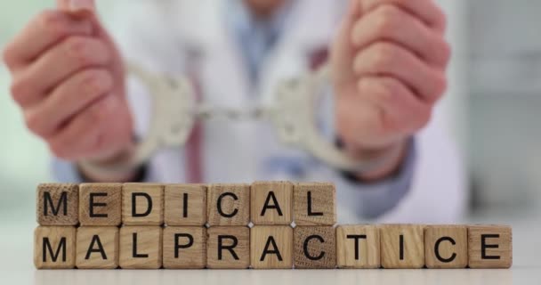 Docteur Menotté Mot Négligence Médicale Clinique Crimes Médicaux Faute Professionnelle — Video