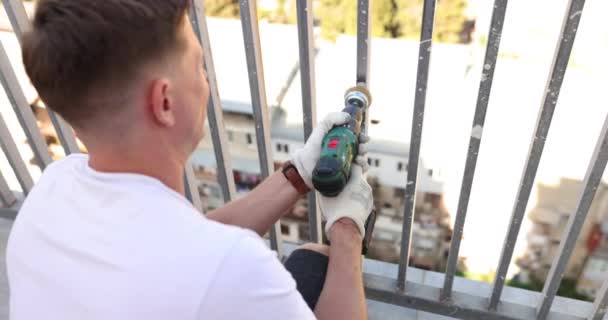 Çim Biçme Makinesi Kullanarak Balkon Parmaklıklarından Pas Boya Çıkarıyorum Metal — Stok video