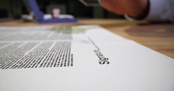 オフィスでスタンプのビジネスマン印刷文書を承認 日付署名および承認される緑のスタンプ — ストック動画