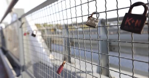 Κλείσιμο Κλειδαριών Φράχτη Μηνύματα Γέφυρα Ερωτευμένων Ζευγαριών — Αρχείο Βίντεο