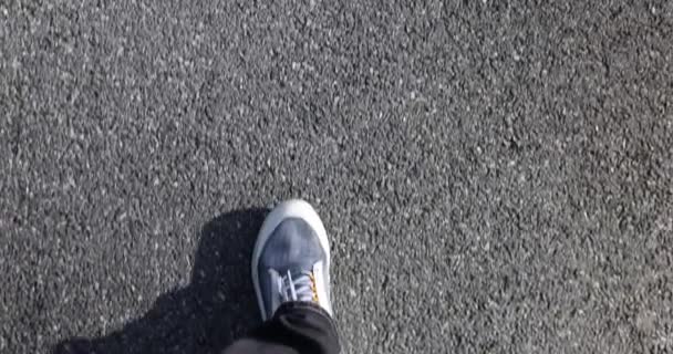 Füße Gehen Auf Asphalt Von Oben Gesehen Tägliche Stadtrundgänge — Stockvideo