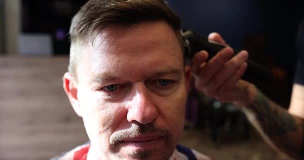 Όμορφος Άντρας Κόβει Μαλλιά Στον Κουρέα Στο Κουρείο Κομμωτής Μαλλιών — Αρχείο Βίντεο