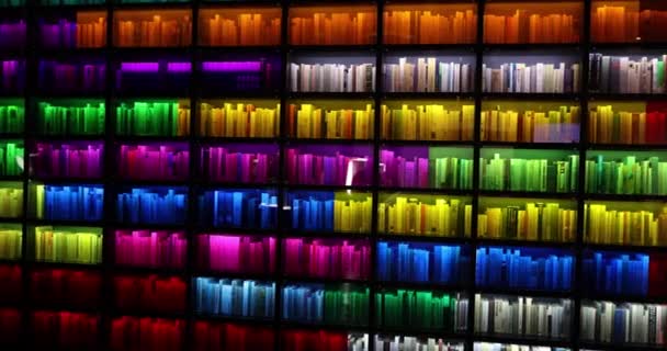 Библиотека Книжный Магазин Много Книг Разноцветное Освещение Полок Книгами — стоковое видео