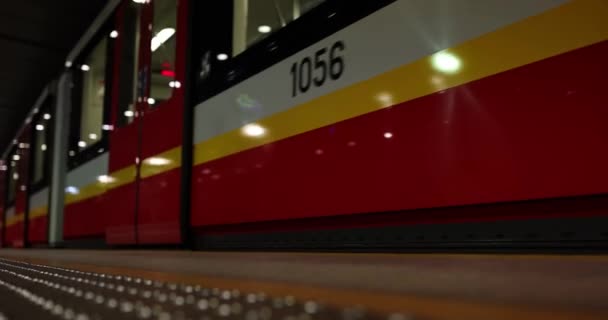 Tunnelbanetåg Anländer Till Tunnelbanestationen Snabb Stadstransport — Stockvideo