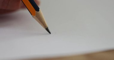 Kadın eli resim ve kalem kırıkları çizer. Tauride krizi ve sorunu