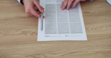 İş kadını, ticari kağıt ve banka kredisi alım ve satımıyla ilgili yasal belgeleri okuma şartlarını önerdi. Ajans, sigorta hizmetleri veya istihdam