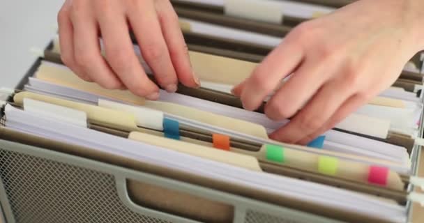 Kadın Eli Ofiste Gerekli Malzemelerinin Olduğu Dosyaları Alır Arşiv Kutusunda — Stok video
