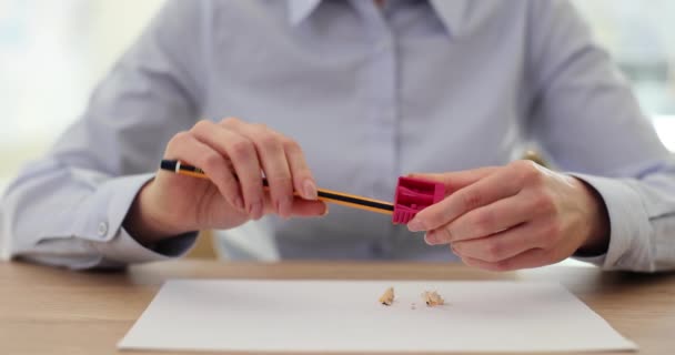 Handschärfender Holzstift Büro Bleistiftspitzer Und Frau Arbeitsplatz — Stockvideo