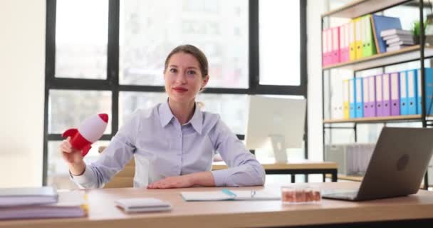 おもちゃのロケットを持ってオフィスで働く女性のマネージャー 迅速なスタートと企業ビジネスの成功開発 — ストック動画