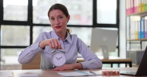 Reloj Despertador Mujer Negocios Concepto Tiempo Trabajo Gestión Del Tiempo — Vídeos de Stock