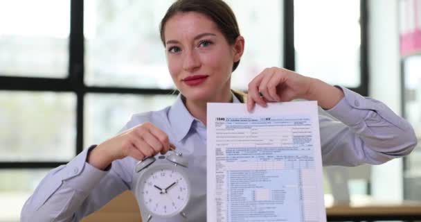 Contable Tiene 1040 Declaración Impuestos Personales Despertador Tiempo Paga Impuestos — Vídeo de stock