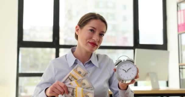 Çalar Saati Dolar Parası Olan Bir Kadını Finans Yatırım — Stok video