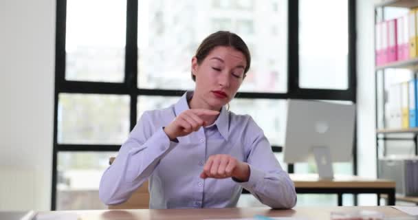 Surowa Kobieta Pokazuje Gest Zegarka Kontroli Godzin Pracy Zarządzanie Czasem — Wideo stockowe