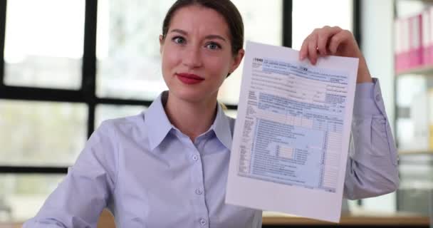 美丽的女人展示了税单和美元 美国税收表概念 — 图库视频影像