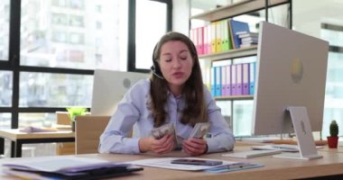 Varlıklı çağrı merkezi operatörü yığınla dolar sayıyor. Uzak kazançlar ve istemciye çağrı