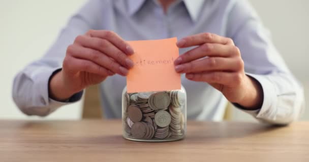 Para Biriktirmek Emeklilik Parası Için Kumbaraya Bir Sürü Bozuk Para — Stok video
