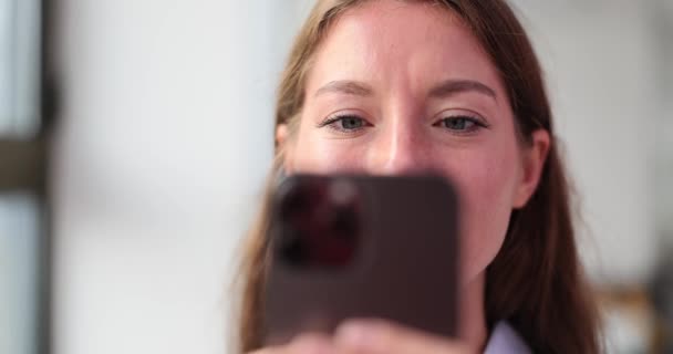 Vrouw Leest Zorgvuldig Berichten Haar Smartphone Mooi Portret Van Meisje — Stockvideo