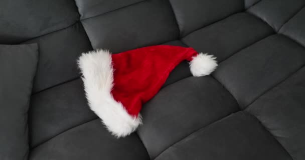 圣诞礼帽在沙发上 除夕夜已过 新年及生日假期结束 — 图库视频影像