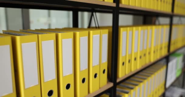 Pastas Amarelas Com Documentos Fiscais Linhas Nas Prateleiras Arquivo Documentos — Vídeo de Stock
