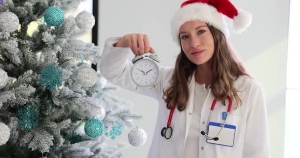 Gyönyörű Női Orvos Kezében Ébresztőóra Szilveszteri Klinikai Nyitvatartás Karácsonykor — Stock videók
