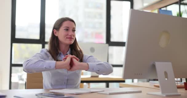 女性はオフィスで手を伸ばす 職場でのウォームアップ — ストック動画
