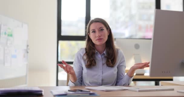 混乱した不安定な女性は オフィスで肩をすくめる 疑いと不確実性の感情 — ストック動画