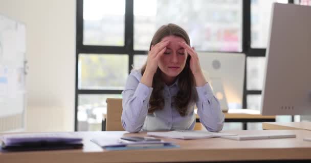 Junge Geschäftsfrau Leidet Unter Kopfschmerzen Schreibtisch Migräne Schwäche Und Müdigkeit — Stockvideo