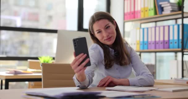 Secretária Jovem Mulher Negócios Leva Selfie Telefone Celular Escritório Gerente — Vídeo de Stock