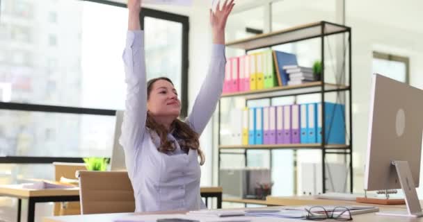 昇進のための文書を祝い 投げるビジネス女性 オフィスデスクでの成功または勝利マネージャー — ストック動画