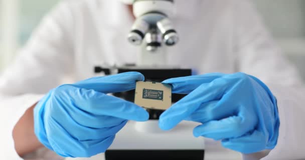 Wissenschaftler Untersuchen Mikroskopisch Mikroprozessorkomponenten Der Hauptplatine Entwicklung Moderner Hightech Elektronik — Stockvideo